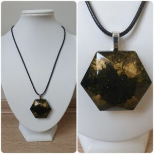 Ketting H249. Materiaal: Epoxy. Prijs €20,-