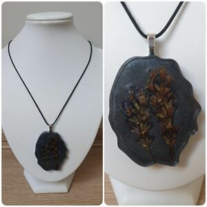 Ketting H253. Materiaal: Epoxy. Prijs €20,-