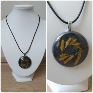 Ketting H255. Materiaal: Epoxy. Prijs €20,-