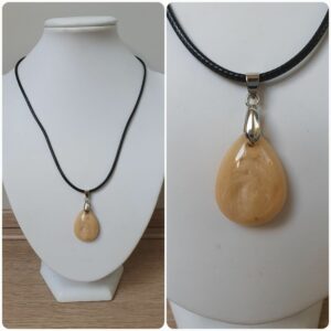 Ketting H257. Materiaal: Epoxy. Prijs €15,-