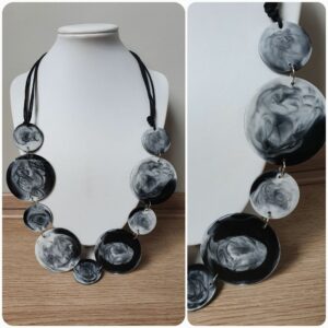 Ketting H263. Materiaal: Epoxy. Prijs €40,-