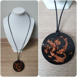 Ketting H266. Materiaal: Epoxy. Prijs €25,-