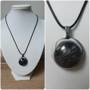 Ketting H267. Materiaal: Epoxy. Prijs €15,-