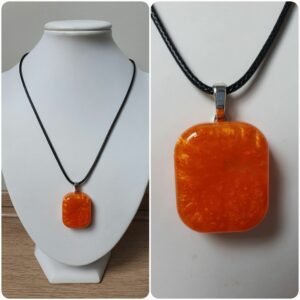 Ketting H274. Materiaal: Epoxy. Prijs €20,-