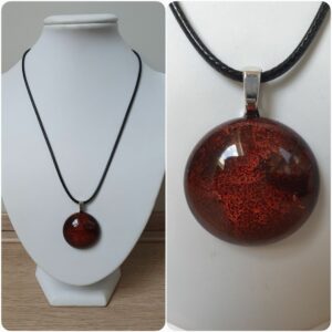 Ketting H278. Materiaal: Epoxy. Prijs €15,-