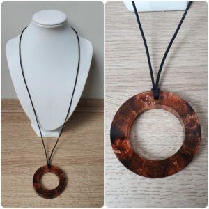 Ketting H279. Materiaal: Epoxy. Prijs €25,-