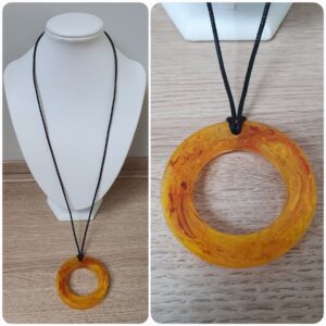 Ketting H28. Materiaal: Epoxy. Sieraad is VERKOCHT