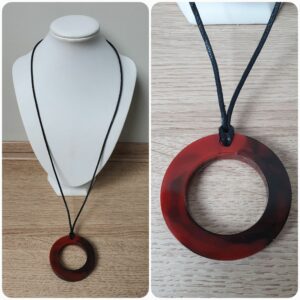 Ketting H290. Materiaal: Epoxy. Prijs €25,-