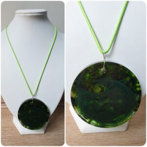 Ketting H3. Materiaal: Epoxy. Sieraad is VERKOCHT