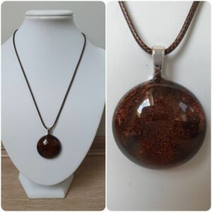 Ketting H310. Materiaal: Epoxy. Prijs €15,-