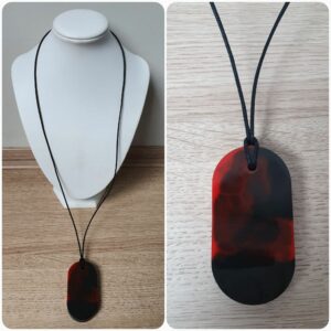 Ketting H311. Materiaal: Epoxy. Prijs €25,-