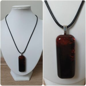 Ketting H312. Materiaal: Epoxy. Prijs €20,-