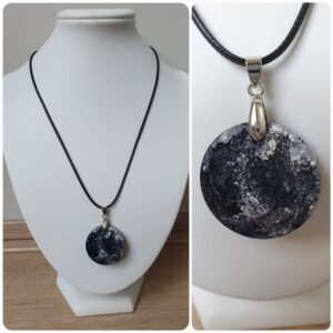 Ketting H34. Materiaal: Epoxy. Prijs €15,-