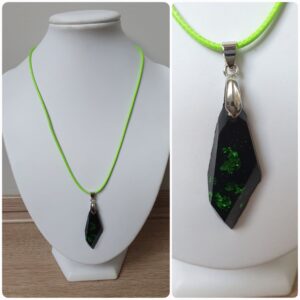 Ketting H39. Materiaal: Epoxy. Sieraad is VERKOCHT