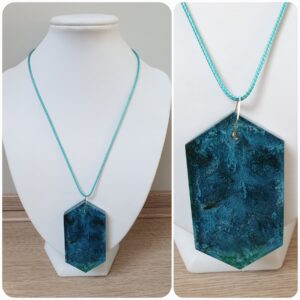 Ketting H40. Materiaal: Epoxy. Prijs €25,-