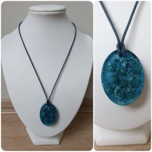 Ketting H41. Materiaal: Epoxy. Sieraad is VERKOCHT