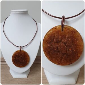 Ketting H43. Materiaal: Epoxy. Sieraad is VERKOCHT