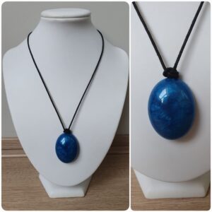 Ketting H44. Materiaal: Epoxy. Prijs €20,-