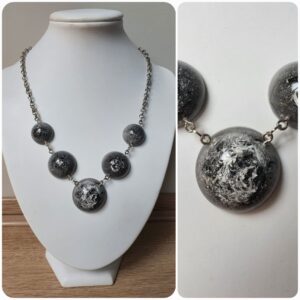 Ketting H48. Materiaal: Epoxy. Prijs €35,-