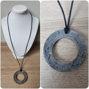 Ketting H5. Materiaal: Epoxy. Prijs €25,-