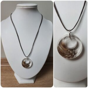 Ketting H50. Materiaal: Epoxy. Prijs €15,-