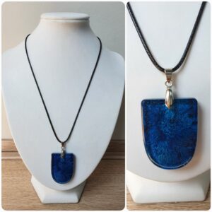 Ketting H52. Materiaal: Epoxy. Prijs €15,-