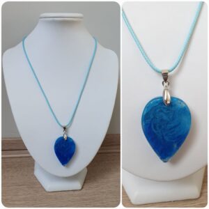 Ketting H54. Materiaal: Epoxy. Prijs €15,-