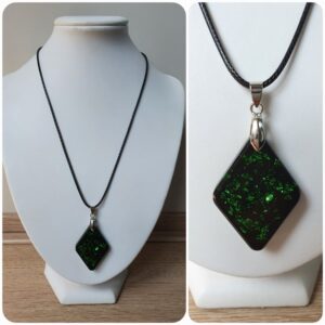 Ketting H56. Materiaal: Epoxy. Prijs €15,-