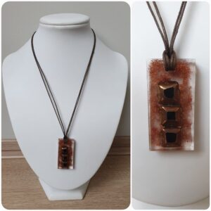 Ketting H57. Materiaal: Epoxy. Prijs €20,-