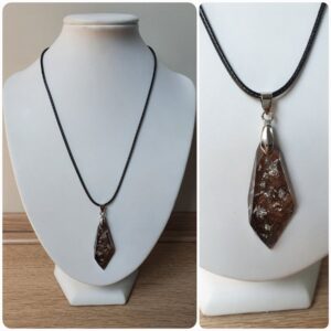 Ketting H69. Materiaal: Epoxy. Sieraad is VERKOCHT