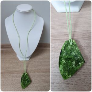 Ketting H7. Materiaal: Epoxy. Sieraad is VERKOCHT