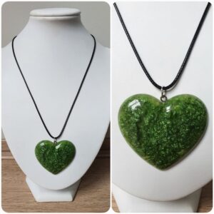 Ketting H71. Materiaal: Epoxy. Sieraad is VERKOCHT