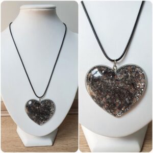 Ketting H74. Materiaal: Epoxy. Prijs €20,-