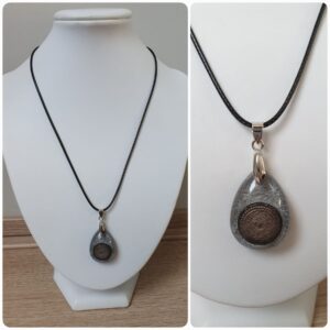 Ketting H82. Materiaal: Epoxy. Prijs €15,-