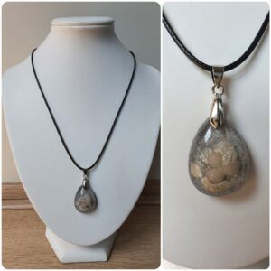 Ketting H84. Materiaal: Epoxy. Prijs €15,-