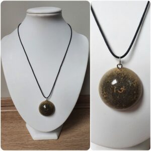 Ketting H92. Materiaal: Epoxy. Sieraad is VERKOCHT