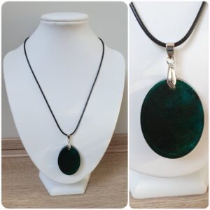 Ketting H93. Materiaal: Epoxy. Sieraad is VERKOCHT