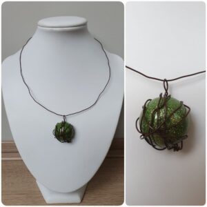 Ketting H94. Materiaal: Epoxy. Prijs €20,-