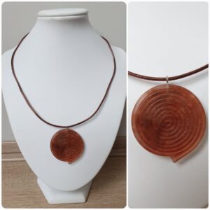 Ketting H97. Materiaal: Epoxy. Sieraad is VERKOCHT