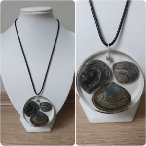 Ketting H99. Materiaal: Epoxy. *Ameland lijn* Prijs €25,-