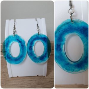 Oorbellen O17. Materiaal: Epoxy. Prijs €20,-