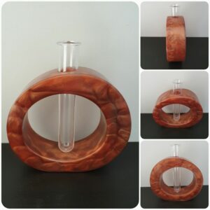 Vaas A4. Materiaal: Epoxy. Prijs €35,-